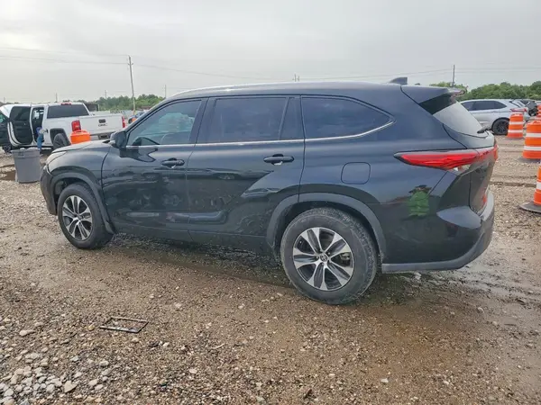 5TDGZRAH1MS039907 2021 TOYOTA HIGHLANDER - Image 2