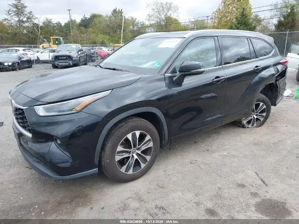 5TDGZRAH1MS040622 2021 TOYOTA HIGHLANDER - Image 2