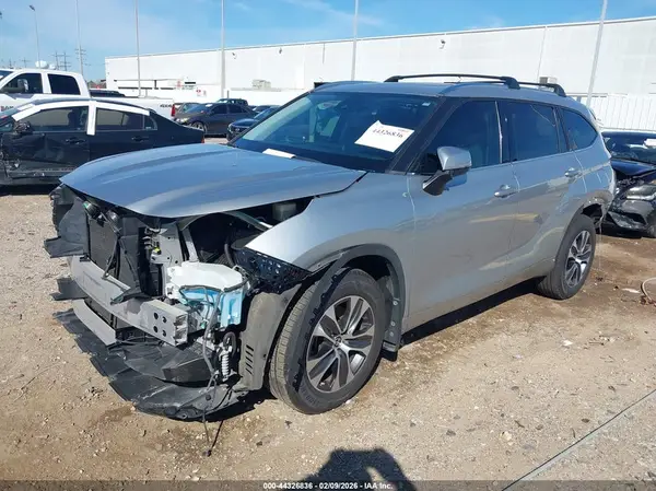 5TDGZRAH1MS048820 2021 TOYOTA HIGHLANDER - Image 2