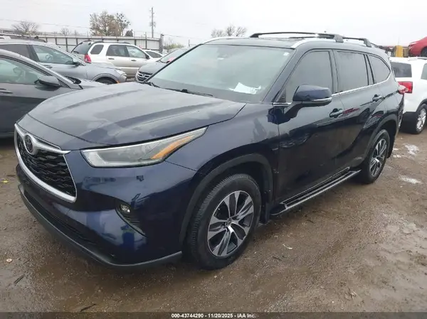 5TDGZRAH1MS055279 2021 TOYOTA HIGHLANDER - Image 2