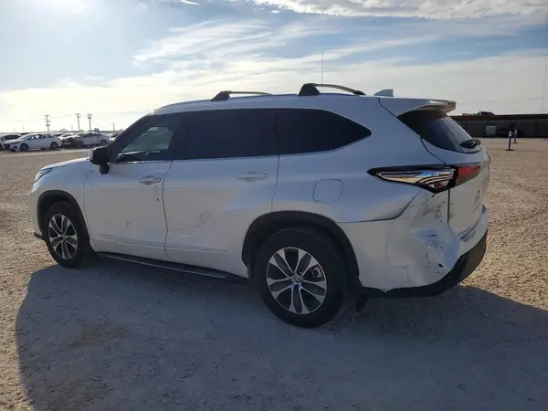5TDGZRAH1MS063964 2021 TOYOTA HIGHLANDER - Image 2