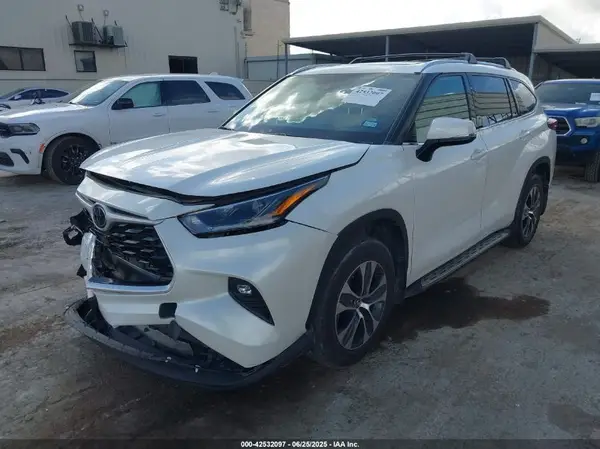 5TDGZRAH1MS078741 2021 TOYOTA HIGHLANDER - Image 2