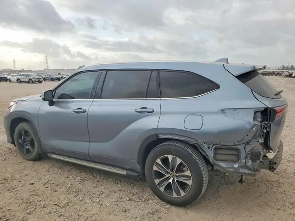 5TDGZRAH1MS085592 2021 TOYOTA HIGHLANDER - Image 2
