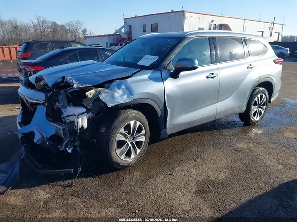5TDGZRAH1MS086130 2021 TOYOTA HIGHLANDER - Image 2