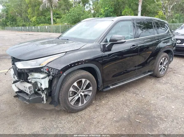 5TDGZRAH1MS086970 2021 TOYOTA HIGHLANDER - Image 2