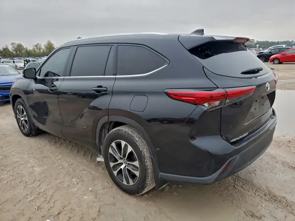 5TDGZRAH1MS089755 2021 TOYOTA HIGHLANDER - Image 2