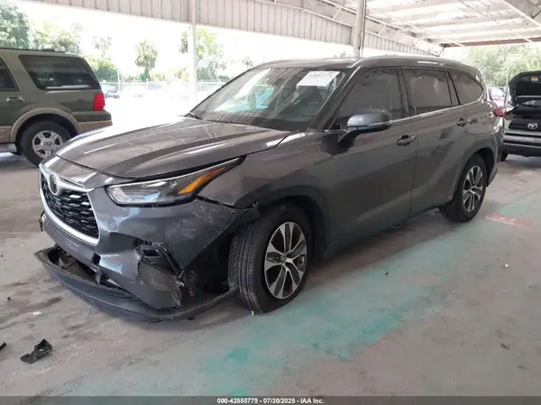 5TDGZRAH1MS519073 2021 TOYOTA HIGHLANDER - Image 2