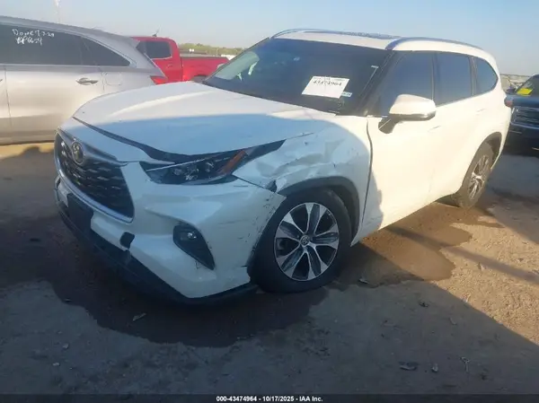 5TDGZRAH1MS519235 2021 TOYOTA HIGHLANDER - Image 2