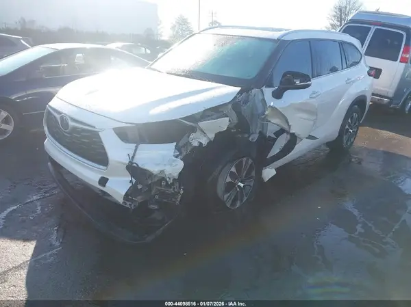5TDGZRAH1MS523463 2021 TOYOTA HIGHLANDER - Image 2