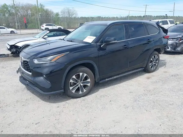 5TDGZRAH1MS526962 2021 TOYOTA HIGHLANDER - Image 2
