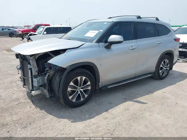 5TDGZRAH1MS528355 2021 TOYOTA HIGHLANDER - Image 2