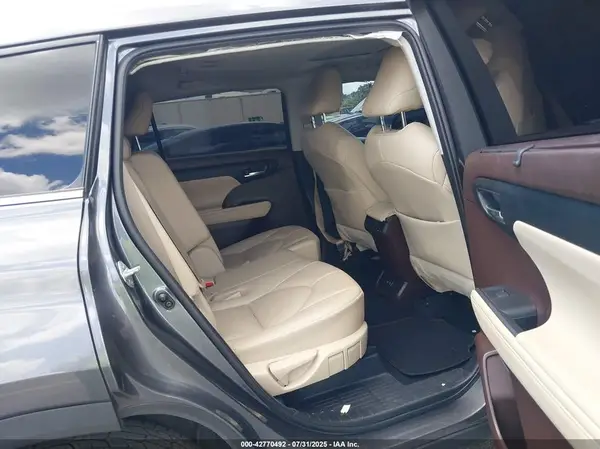 5TDGZRAH1MS537122 2021 TOYOTA HIGHLANDER - Image 8