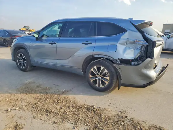 5TDGZRAH1NS092592 2022 TOYOTA HIGHLANDER - Image 2