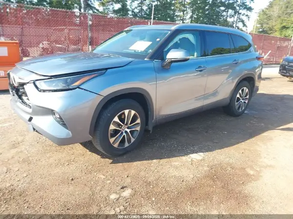 5TDGZRAH1NS131682 2022 TOYOTA HIGHLANDER - Image 2