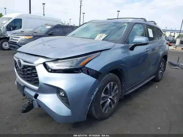 5TDGZRAH1NS141614 2022 TOYOTA HIGHLANDER - Image 2
