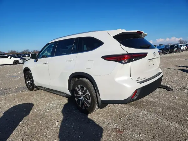 5TDGZRAH1NS142388 2022 TOYOTA HIGHLANDER - Image 2
