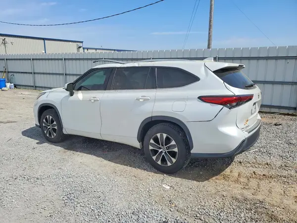 5TDGZRAH1NS543441 2022 TOYOTA HIGHLANDER - Image 2