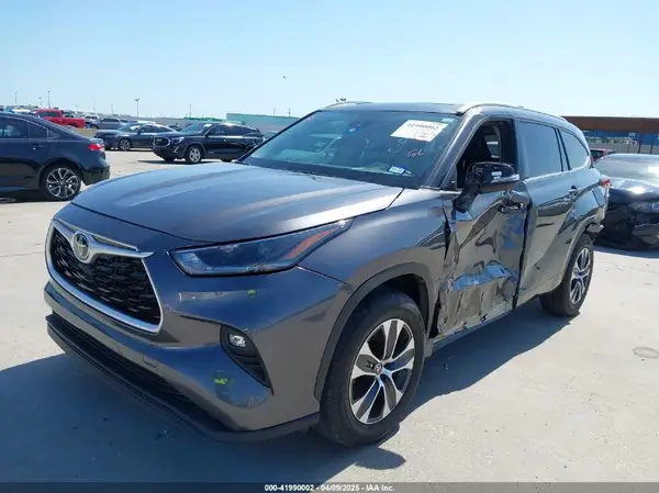 5TDGZRAH1NS543956 2022 TOYOTA HIGHLANDER - Image 2