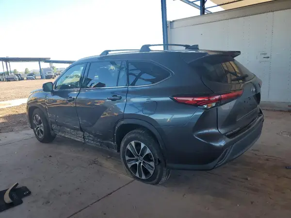 5TDGZRAH2LS505617 2020 TOYOTA HIGHLANDER - Image 2