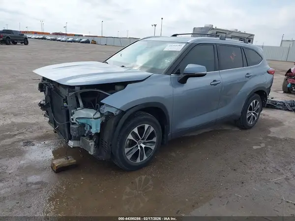 5TDGZRAH2MS032948 2021 TOYOTA HIGHLANDER - Image 2