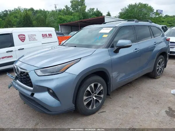 5TDGZRAH2MS033713 2021 TOYOTA HIGHLANDER - Image 2