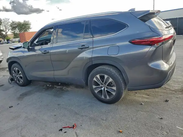 5TDGZRAH2MS044324 2021 TOYOTA HIGHLANDER - Image 2