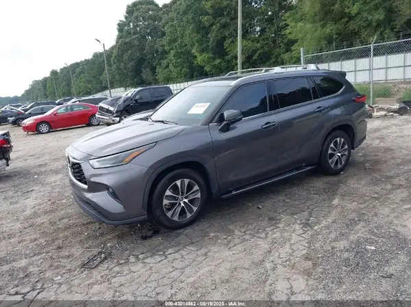 5TDGZRAH2MS054223 2021 TOYOTA HIGHLANDER - Image 2