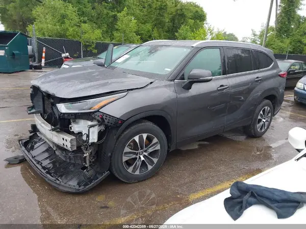 5TDGZRAH2MS056134 2021 TOYOTA HIGHLANDER - Image 2
