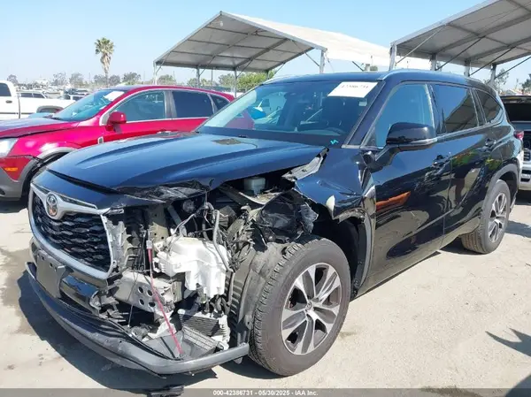 5TDGZRAH2MS065304 2021 TOYOTA HIGHLANDER - Image 2