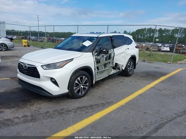 5TDGZRAH2MS075699 2021 TOYOTA HIGHLANDER - Image 2