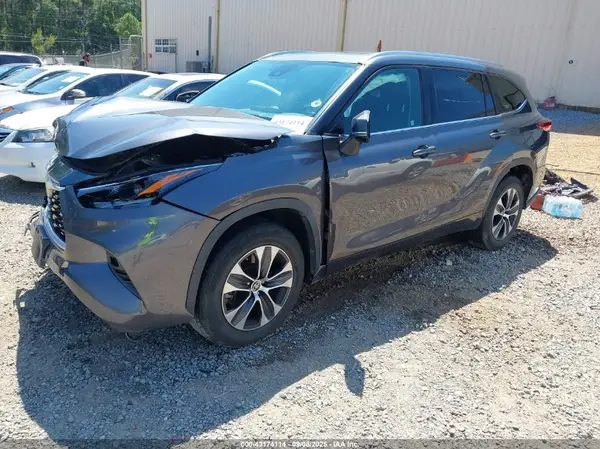 5TDGZRAH2MS519387 2021 TOYOTA HIGHLANDER - Image 2