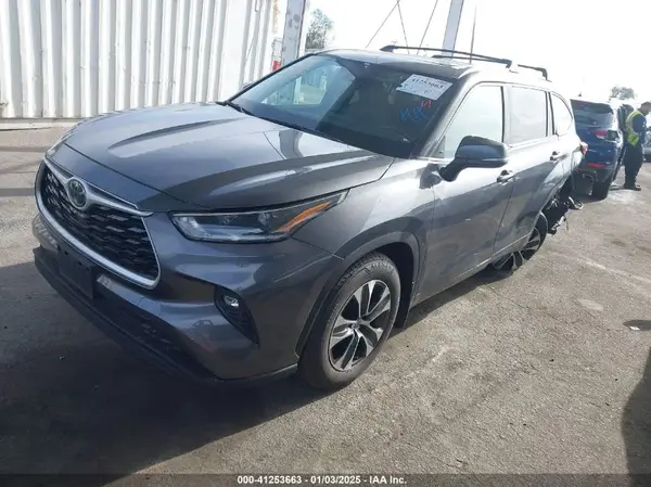 5TDGZRAH2MS530650 2021 TOYOTA HIGHLANDER - Image 2
