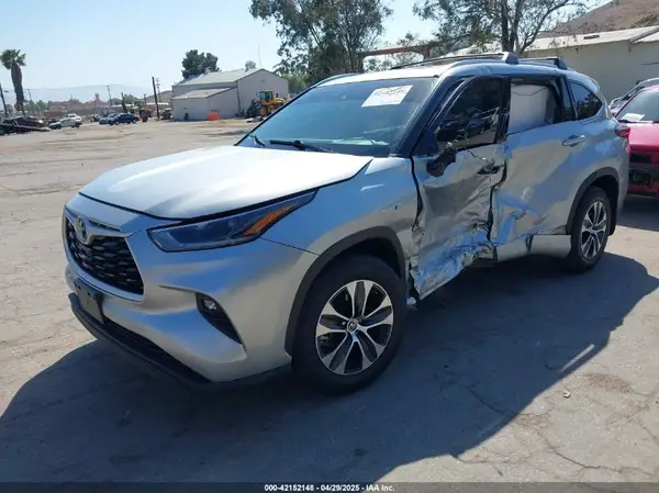 5TDGZRAH2MS533628 2021 TOYOTA HIGHLANDER - Image 2