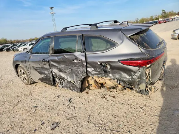 5TDGZRAH2MS537937 2021 TOYOTA HIGHLANDER - Image 2
