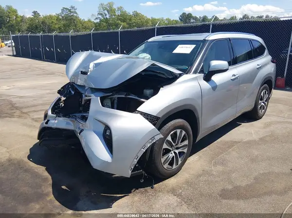 5TDGZRAH2MS538098 2021 TOYOTA HIGHLANDER - Image 2