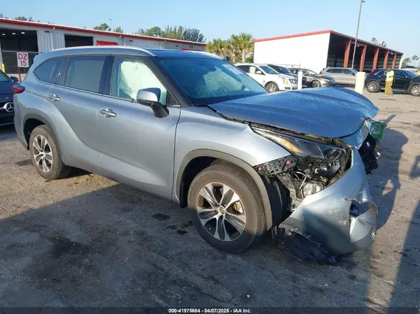 5TDGZRAH2NS092200 2022 TOYOTA HIGHLANDER - Image 1