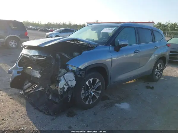 5TDGZRAH2NS092200 2022 TOYOTA HIGHLANDER - Image 2