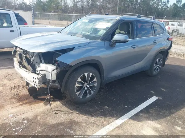 5TDGZRAH2NS092326 2022 TOYOTA HIGHLANDER - Image 2