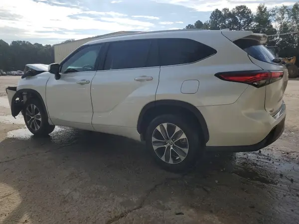 5TDGZRAH2NS103423 2022 TOYOTA HIGHLANDER - Image 2