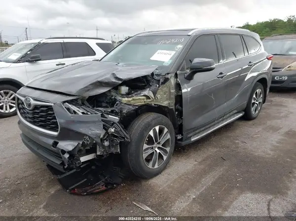 5TDGZRAH2NS128726 2022 TOYOTA HIGHLANDER - Image 2