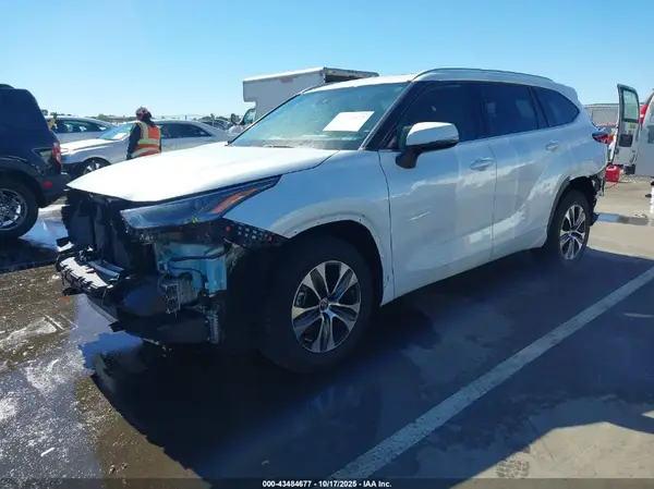5TDGZRAH2NS544551 2022 TOYOTA HIGHLANDER - Image 2