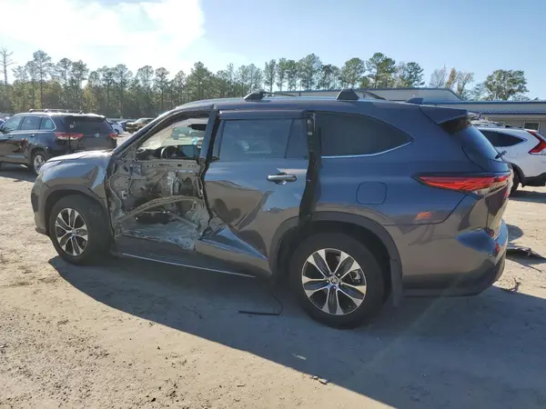 5TDGZRAH2NS550253 2022 TOYOTA HIGHLANDER - Image 2