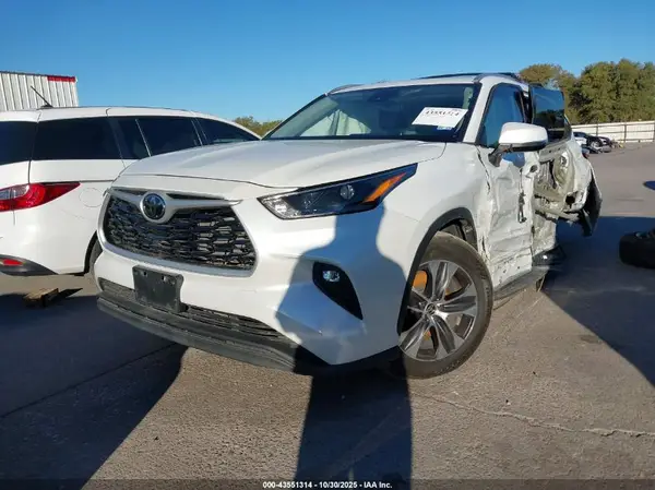 5TDGZRAH2NS550589 2022 TOYOTA HIGHLANDER - Image 2