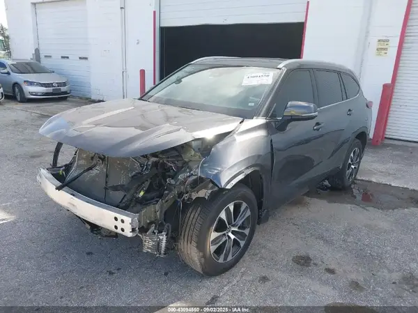 5TDGZRAH2NS559325 2022 TOYOTA HIGHLANDER - Image 2