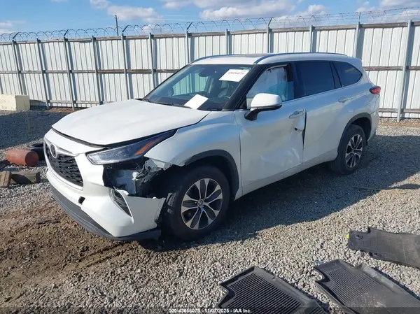 5TDGZRAH3MS047829 2021 TOYOTA HIGHLANDER - Image 2