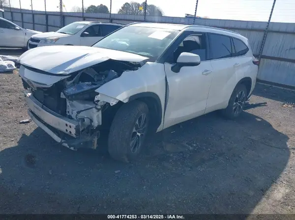 5TDGZRAH3MS058247 2021 TOYOTA HIGHLANDER - Image 2