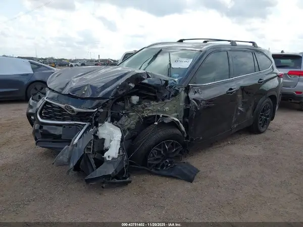5TDGZRAH3NS093209 2022 TOYOTA HIGHLANDER - Image 2