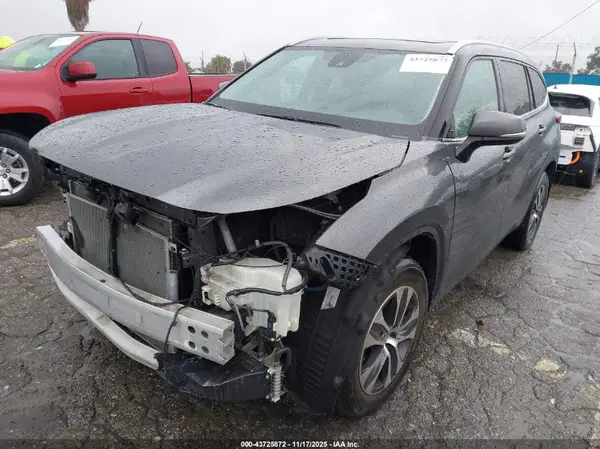 5TDGZRAH3NS099608 2022 TOYOTA HIGHLANDER - Image 2