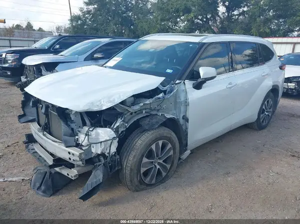 5TDGZRAH3NS100935 2022 TOYOTA HIGHLANDER - Image 2