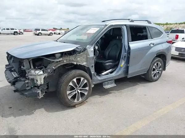 5TDGZRAH3NS112275 2022 TOYOTA HIGHLANDER - Image 2